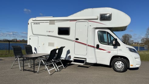 Luxurious & Compact 6-person camper with bunk beds