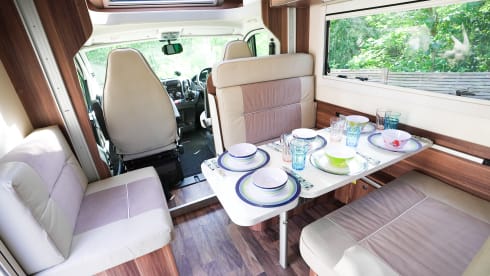Roscoe – Luxury motorhome - sleeps 6 - Includes Insurance