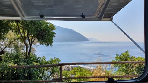 Beautiful luxury and compact (6.40 meters) motorhome with everything you wish for...
