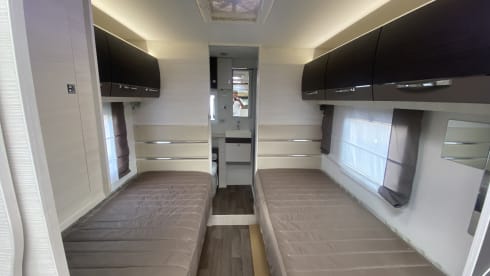Zeer mooie camper half integraal 5 slaapplaatsen 4 zitplaatsen  – 5p Challenger semi-integrated from 2017