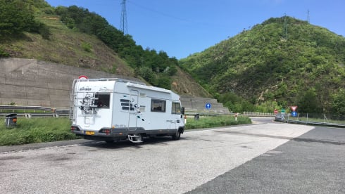 Spacious 4-5 person Hymer (very suitable for young families)