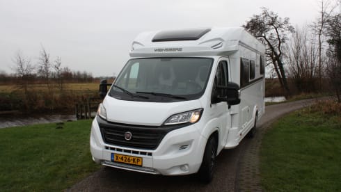 half integraal camper – This luxurious 4-person semi-integrated camper from the Weinsberg brand 
