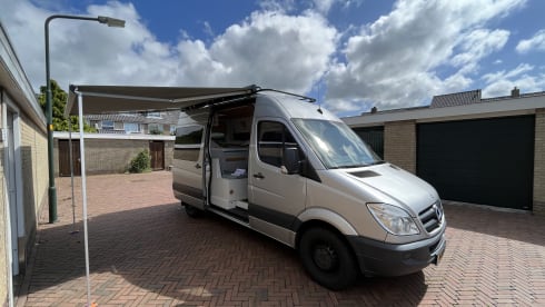 Hank the Van – Luxury off-grid Mercedes Sprinter