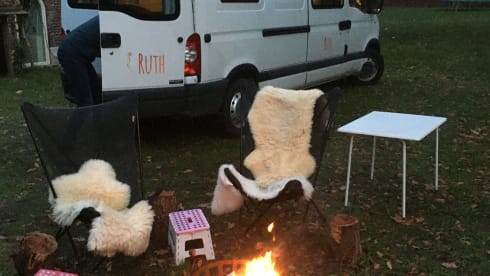 Ruth – Spacious, high 2p bus camper 