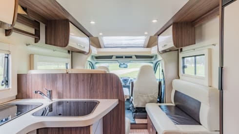 Summer Boy – 4p Benimar camper with large king size bed
