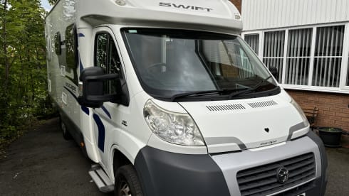 Mary Hen – Swift Escape 664 4 Berth Motorhome