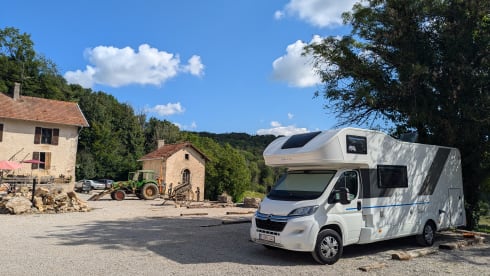 Sun Living  – 6p recent family camper from 2021 - Sun Living alcove