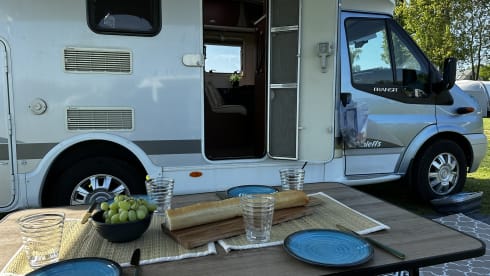 June – Super cozy and complete 2p camper! 