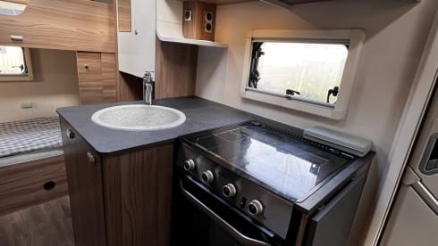 ScotlandCamp – Luxury Swift Escape 695 5 seatbelts 6 berth