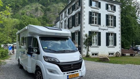Luxurious and complete Sun Living S 70 SL 4-person family camper