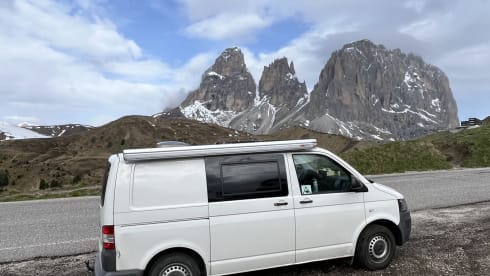 Saoirse – 2p Volkswagen campervan from 2011