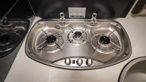 SimplyTheBest – 5p (4+1) McLouis semi-integrated 2024 Peugeot 165PK