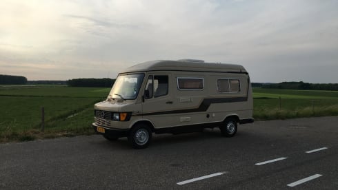 Sjaak  – 2p Mercedes-Benz bus oldtimer from 1979