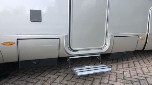 ZEER LUXE HYMER CAMPER – For rental to two experienced campers  