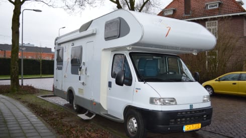 6-person family camper with AIRCO, spacious cross bed and large alcove