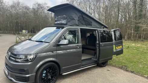 Camper van Dijk – 4 berth Volkswagen Transporter Pop Top Camper