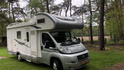 Young, luxurious, spacious, 6p. camper, 20 extra HP, large beds, 2 x air conditioning