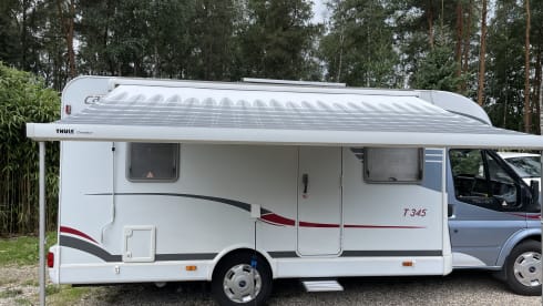 Very neat complete Ford Carado 4 persons