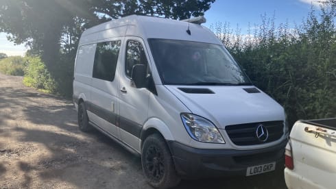 Van Diesel – Mercedes Sprinter off grid 2 berth. 