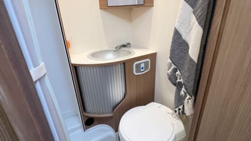 Bumble – Luxury, Warm & Comfy, Light & spacious van with 3 double beds