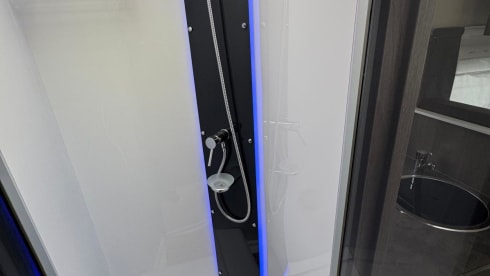 Chausson 758 – 5-person luxury camper with barbecue and outdoor shower 