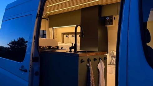 2p Volkswagen campervan uit 2013