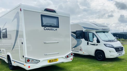 Betty Bob – Betty Bob is een luxe automatische camper met 5 zitplaatsen en 6 slaapplaatsen 
