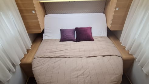 670dc – Very luxurious camper with free-standing bed and plenty of seating space