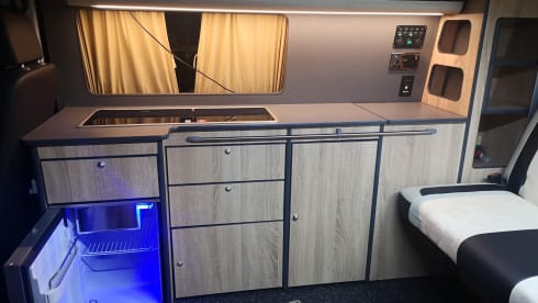 Vanessa – 4 berth Volkswagen T5 campervan 2.5 pdtdi 2007