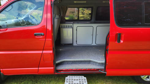 Dan – Toyota Hiace D4D 120 LWB campervan 