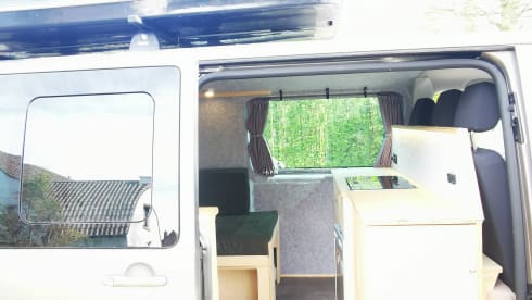Cozy Custom Volkswagen T6.1 (Automatic!)
