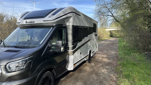 Location de camping-car semi-intégré de luxe Benimar – automatique – 5 places – 2026