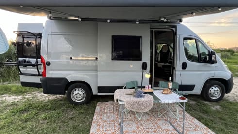 Vini  – Prachtige jonge luxe 4-persoons buscamper met airco