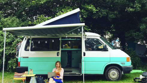 Bessie – 4p Volkswagen T4 campervan with lifting roof
