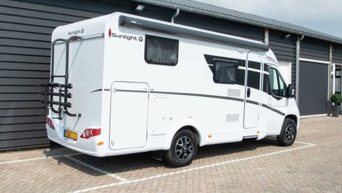 Luxe Sunlight V66 Adventure, semi-integrated camper