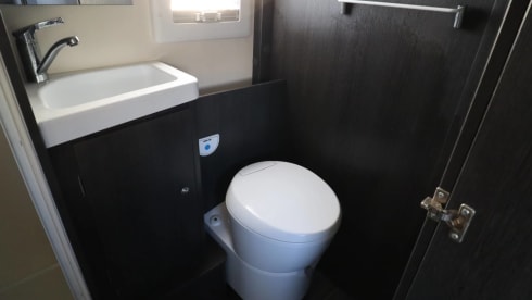 Britney  – Luxury 6 berth Roller Team automatic