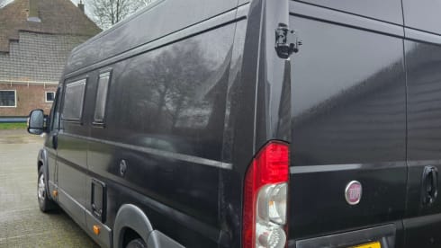 Black Beauty – Kingsize fixed length beds, 2p camper complete