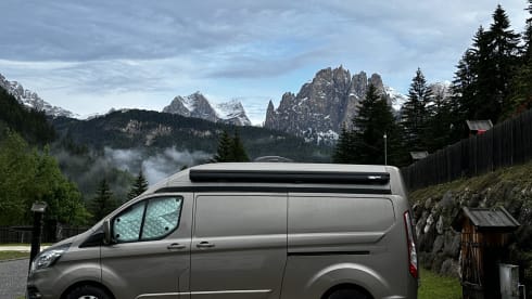Moët  – Luxury compact campervan 