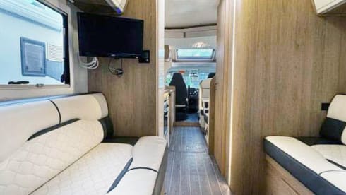 LUX 6 berth & 5 seatbelts – WiFi, 2 TV's, Pets ✅, Bikes ✅, Table & Chairs