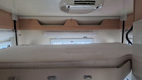 Luxe Etrusco Automaat met enkele bedden/hefbed ,grote garage