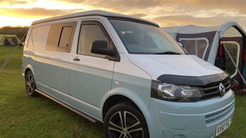 Remy – T5 VW (2010), White/Olive Green Pop-Top (LWB)
