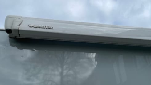 Halbintegrierter Camper von Knaus für 3 Personen