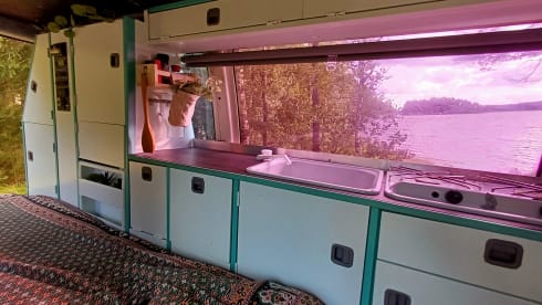 Jente – 4p Westfalia T4 campervan with lifting roof