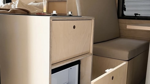 Camp en jo – 4p Peugeot bus uit 2025