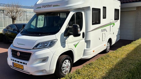 Compact luxury 4 pers. camper 2021 with lots of living space. Euro6 / 140hp 