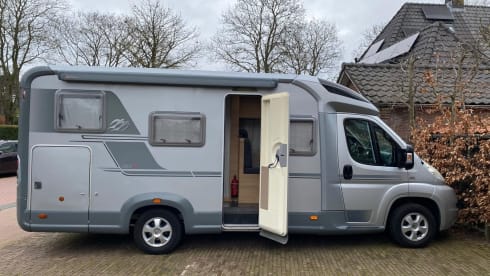  Beautiful compact Knaus camper with garage and large transverse bed!