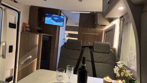 Making Memories 3 – 4persoons Ford Carado T447 half integraal uit 2025 met een Hefbed