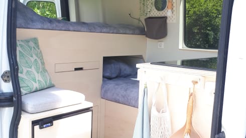 Atmospheric modern bus camper (3 pers)