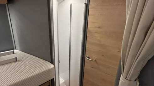 Zorgeloos op reis in een 3p Dethleffs 2025–fietsen veilig opgeborgen!