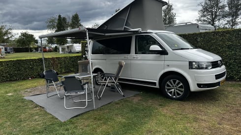 Compleet uitgerust met keuken, bustent & fietsenrek – 4p Volkswagen campervan from 2015